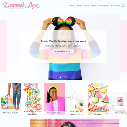 A detailed screenshot showcasing the homepage of damasklove.com, highlighting its main features and design elements.